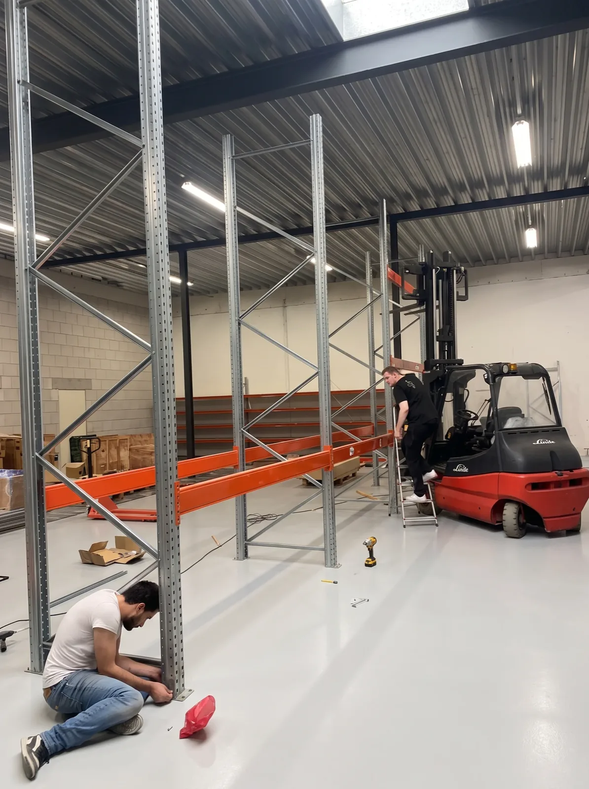 Montaggio delle scaffalature nel secondo capannone del magazzino Shop4Trac