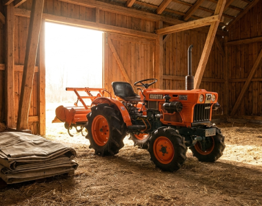 Kubota B7001 gestald in een schuur
