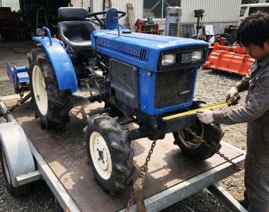 Iseki TX1510 opmeten op de aanhanger met werktuig