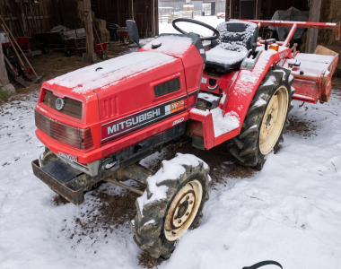 Mitsubishi MT14–MT20 driecilinder dieseltractor, zijaanzicht