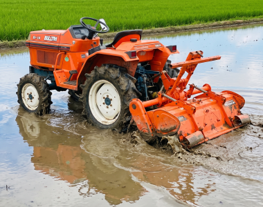 Werken met de frees in rijstveld met de B1-14