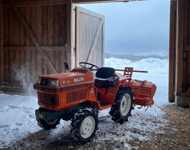Achterzijde Kubota B1-14 met driepuntshef en PTO-as