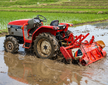 Driepuntshef en aftakas met grondfrees op de Yanmar AF-serie