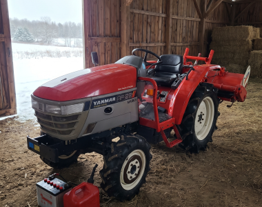 Yanmar AF-serie compacttractor gestald onder een afdak voor de winter