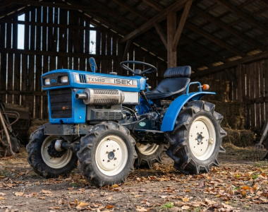 Iseki TX1410 / TX1510 gestald onder een houten afdak in de herfst